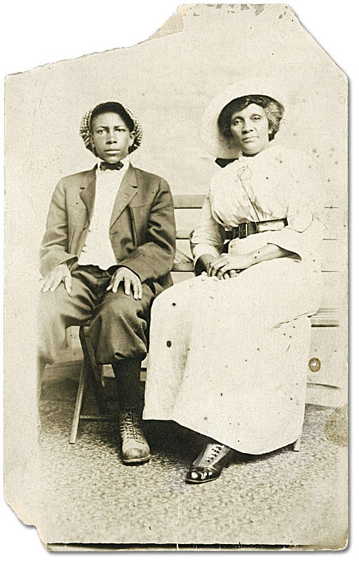 F 2076-16-3-2/Femme non identifiée et son fils [vers 1900], fonds Alvin D. McCurdy, Archives publiques de l’Ontario, I0027790.