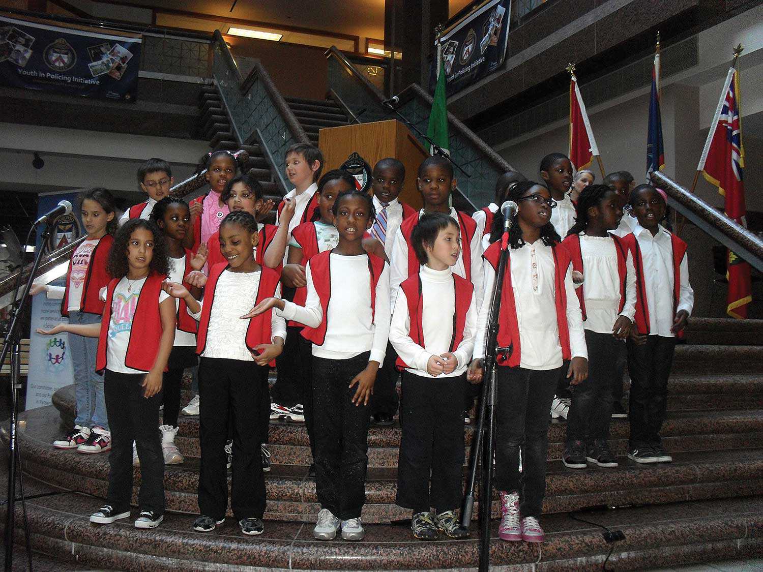 Les étudiants de l’école élémentaire catholique Saint-Jean-de-Lalande à Toronto célébrant la Journée internationale de la Francophonie le 23 mars 2012. (Source : Journal Canora, Toronto)
