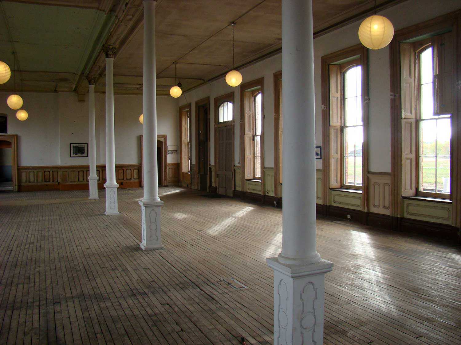 Un atelier sur place a été créé dans la gare. Les jeunes de la ville qui y sont employés apprennent à restaurer les fenêtres historiques.