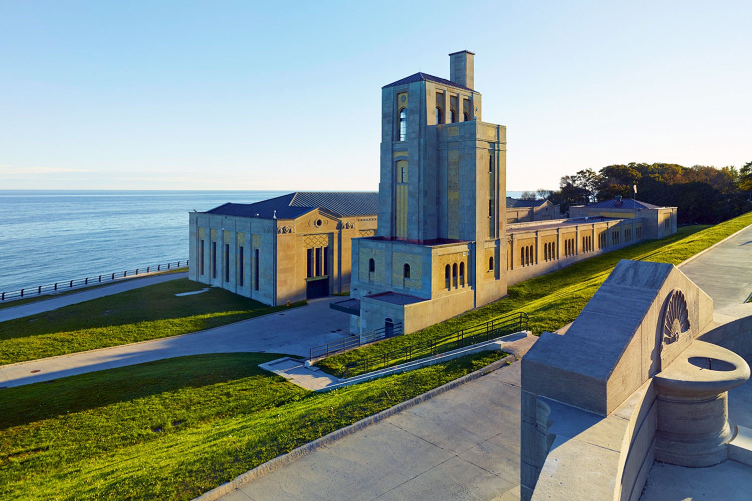 Usine de filtration d’eau R.C. Harris surplombant le lac Ontario, à Toronto (Photo gracieusement fournie par Taylor Hazell Architects)