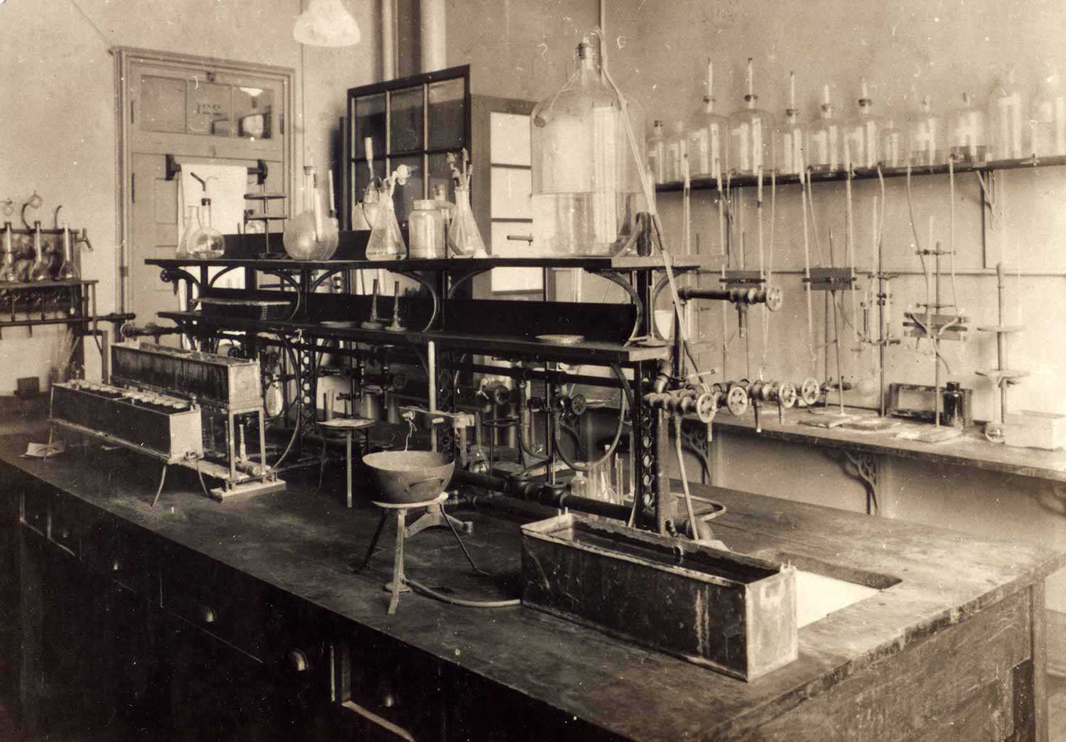 Photographie du laboratoire 221 de l’Old Medical Building de l’Université de Toronto. C’est dans ce laboratoire que Banting et Best ont effectué une partie de leurs recherches en 1921-1922. Reproduite avec l’aimable autorisation de la Thomas Fisher Rare Book Library, Université de Toronto. Collection Banting. P10043.