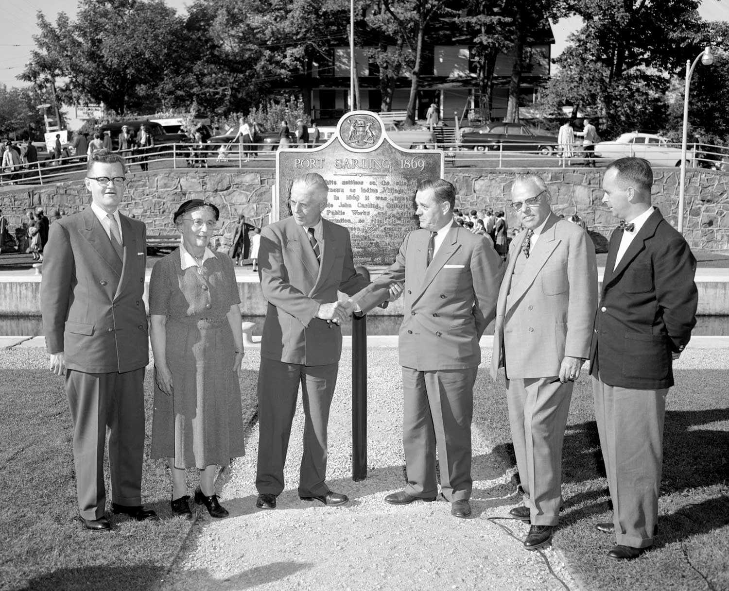 Dévoilement de la plaque de Port Carling, à partir de la gauche : M. R.J. Boyer, député, Muskoka; Mlle Elizabeth Penson; l’honorable Leslie Frost, premier ministre de l’Ontario; l’honorable Bryan Cathcart; l’honorable William Griesinger; et le préfet Robert Bennett.