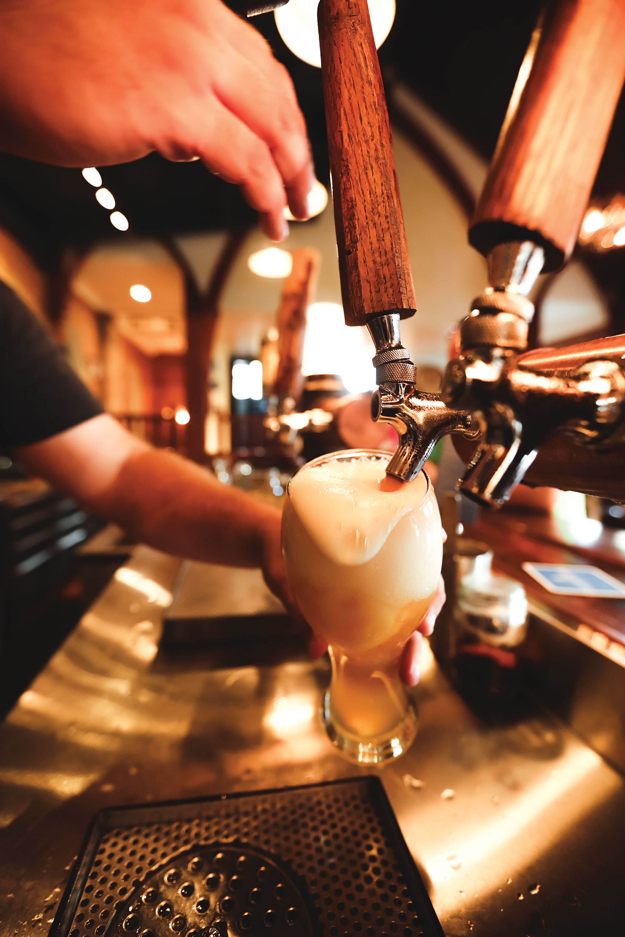 Tirer une pinte de bière (Photo : Société du Partenariat ontarien de marketing touristique)