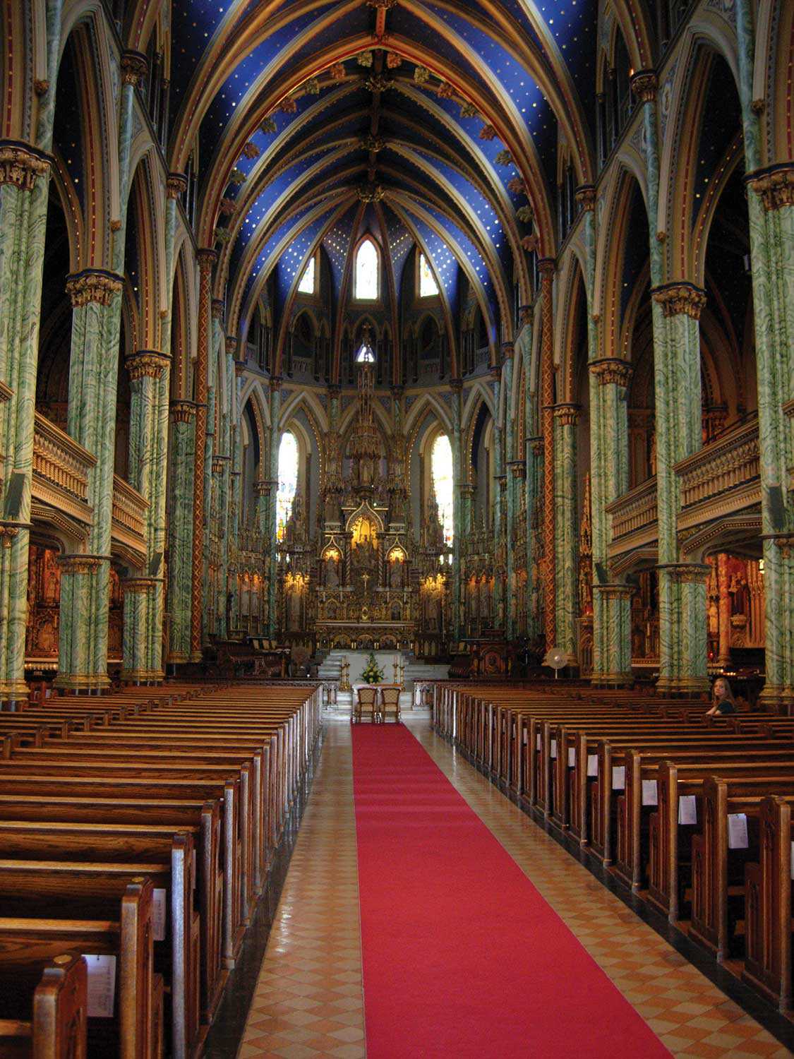 La Cathédrale Notre-Dame d’Ottawa, une basilique catholique, a modifié son sanctuaire afin de créer un espace plus intime suite à l’adoption du Concile Vatican II