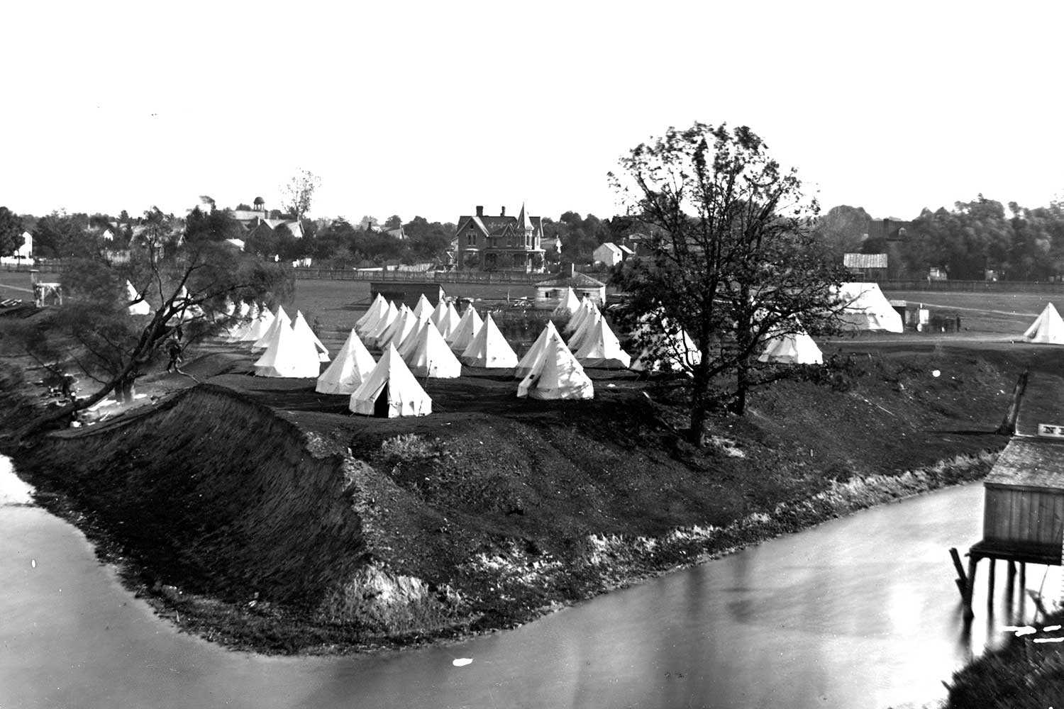 Un campement militaire au parc Tecumseh vers 1885. Depuis 1794 et la construction d’un chantier naval ordonnée par John Graves Simcoe, ce parc est une réserve militaire.