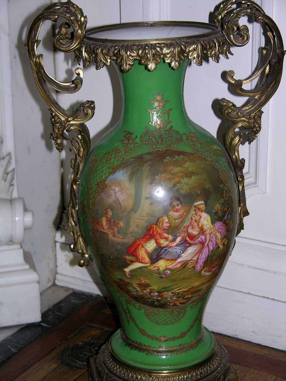 Ce vase – et de nombreux autres jolis objets en céramique – est exposé à la Place Fulford