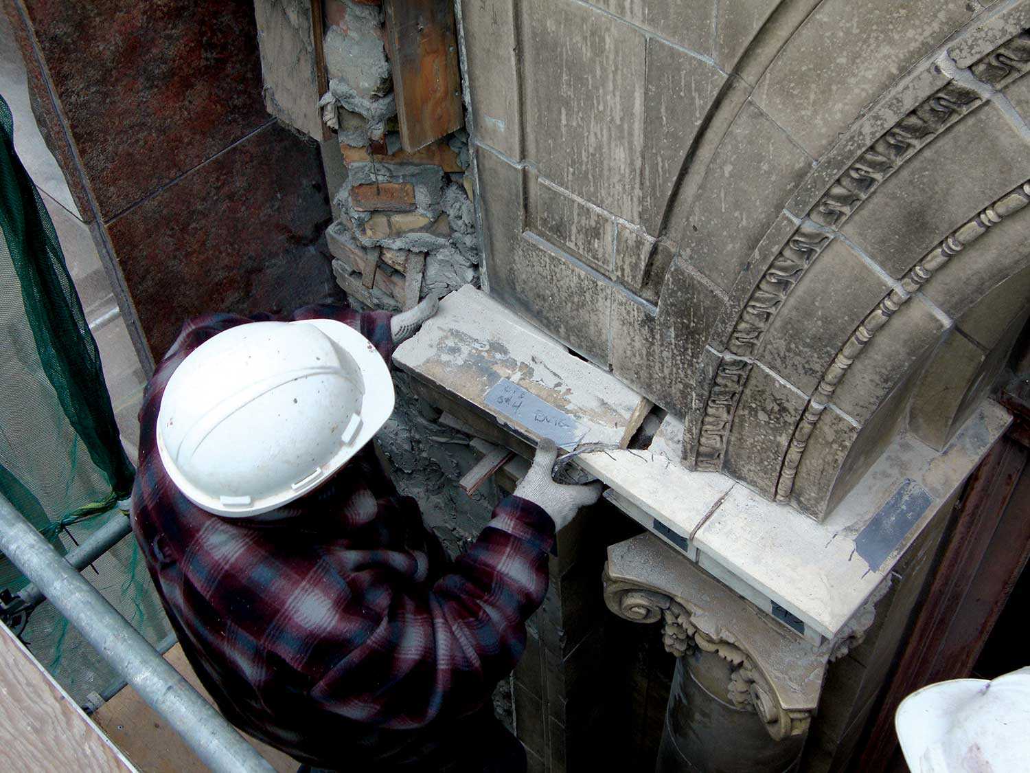 Démontage de pièces en terre brûlée détériorées, qui doivent être remplacées, sur la façade du Centre des salles de théâtre Elgin et Winter Garden de Toronto.