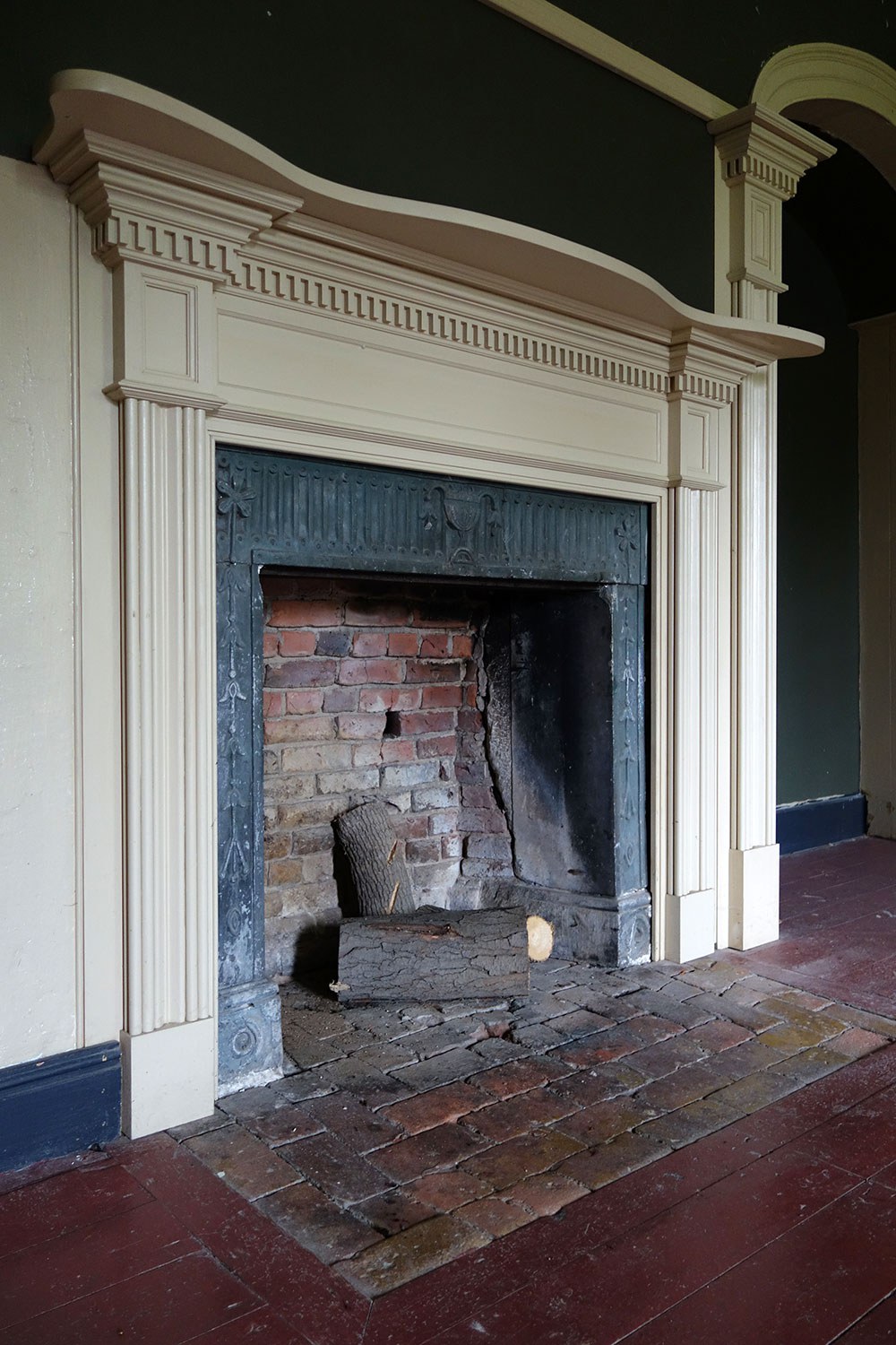 La cheminée de la salle de réception a été restaurée dans le style de 1817 : elle présente un âtre en brique et une enceinte sculptée ainsi qu’une reproduction du manteau en bois peint