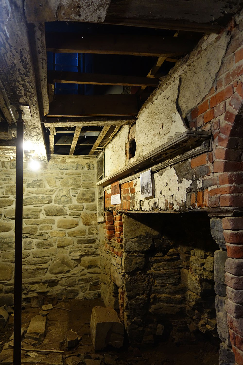 Le four à pâtisserie et foyer ouvert du sous-sol, préservé à l’état de vestige architectural