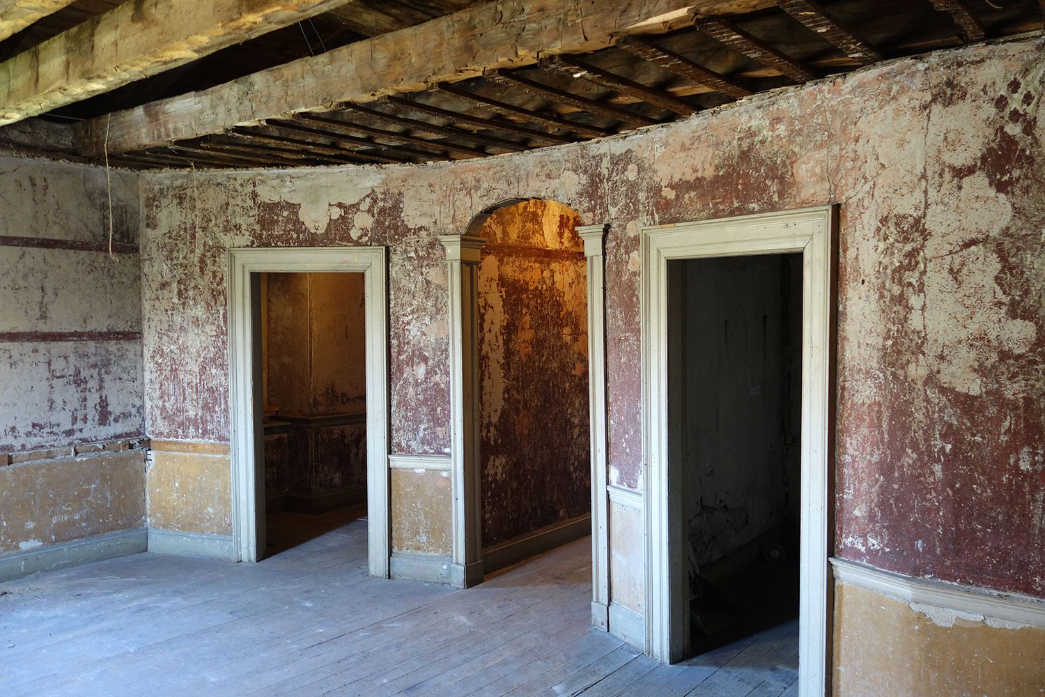 Salon singulier du deuxième étage avec ses placards-lits et ses finitions originelles intactes, peintes à la calcimine