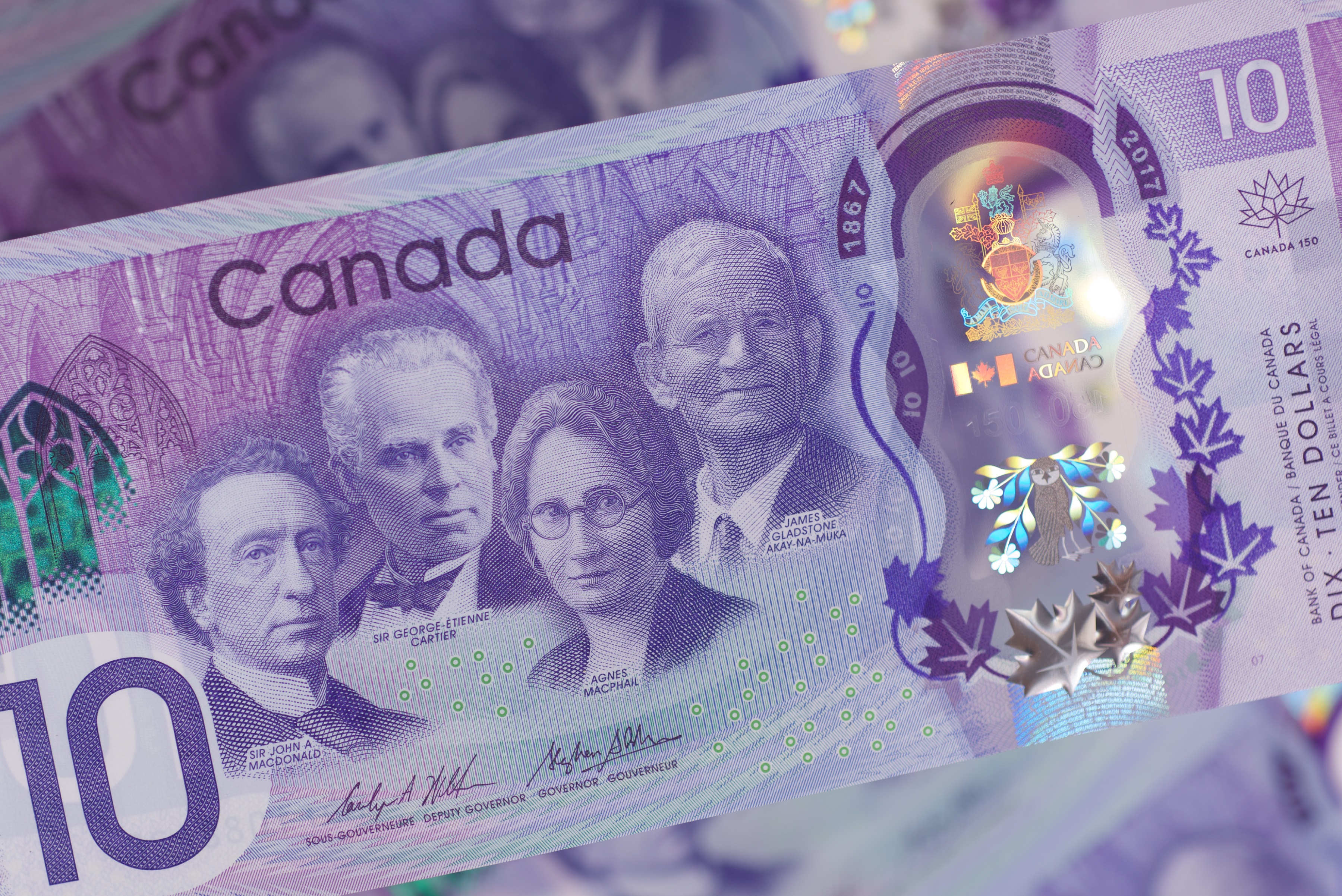 Ce nouveau billet de 10 $, émis en 2017 pour souligner le 150e anniversaire du Canada, montre sir John A. Macdonald, sir George-Étienne Cartier, Agnes Macphail et James Gladstone « Akay-na-muka ».