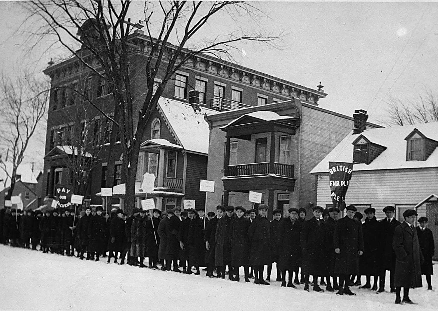 Manifestation d’écoliers contre le Règlement 17, devant l’école Brébeuf, square Anglesea dans la basse-ville d’Ottawa, à la fin janvier ou au début février 1916/[Le Droit, Ottawa]. Université d’Ottawa, Fonds Association canadienne-française de l’Ontario (C2), Ph2-142a