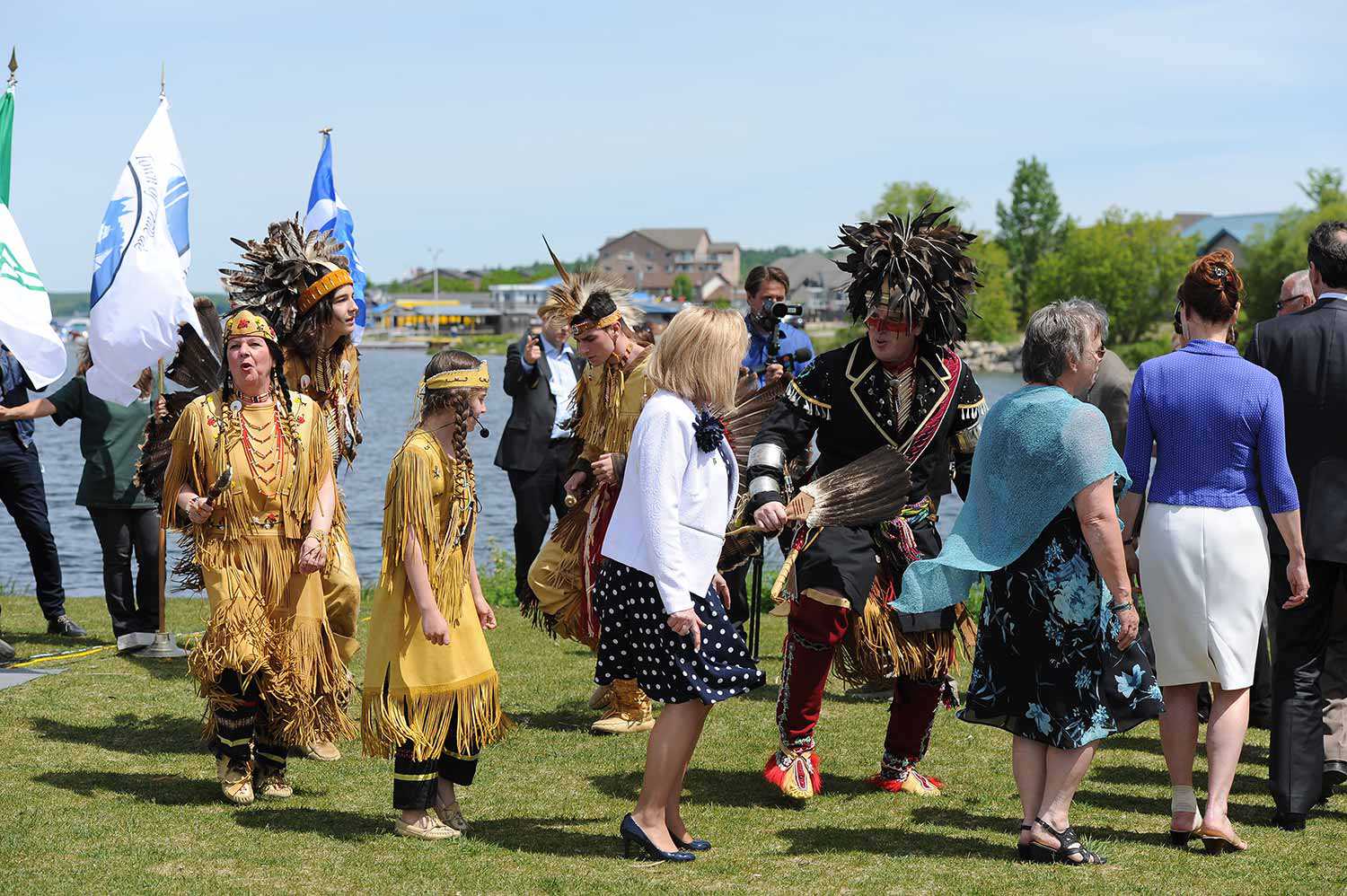 Sandokwa exécutant la danse de l’amitié huronne-wendat à l’occasion d’un événement commémorant l’héritage de Champlain, juin 2016. (Photo : CNW/Stephan Potopnyk)