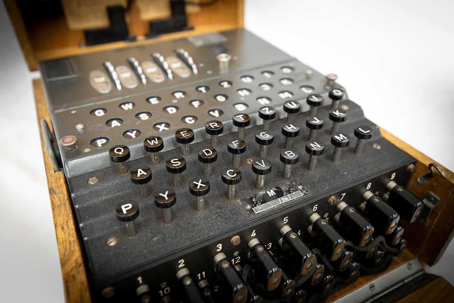 Cette machine Enigma a été récupérée dans un sous-marin allemand.