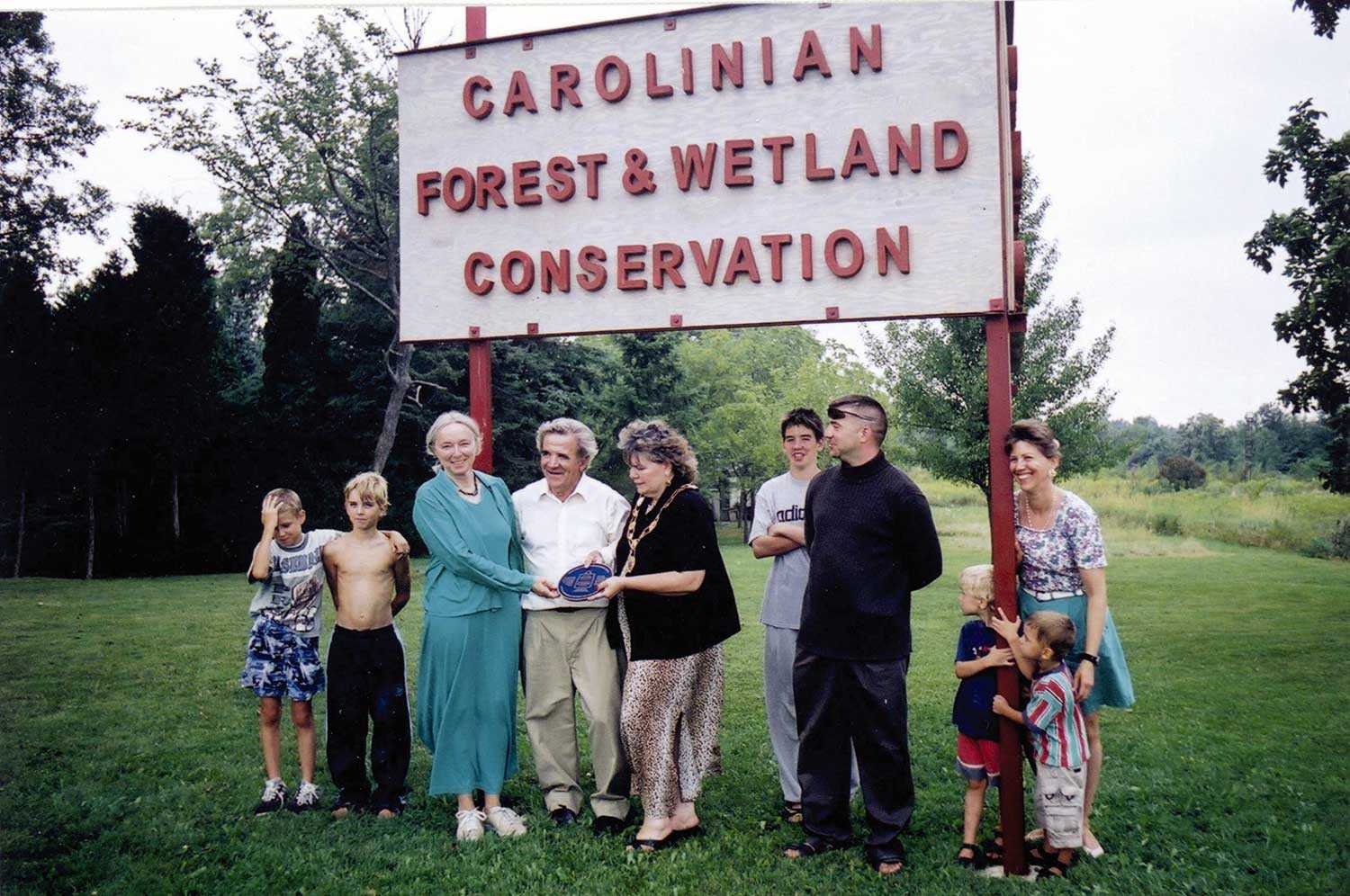 Willem Hanrath, ses enfants et ses petits-enfants reçoivent une petite plaque de la Fiducie du patrimoine ontarien en hommage à leur généreux don d’une servitude protectrice du patrimoine naturel pour la forêt Caistor-Canborough Slough, zone d'intérêt naturel et scientifique (47 acres/19 hectares)