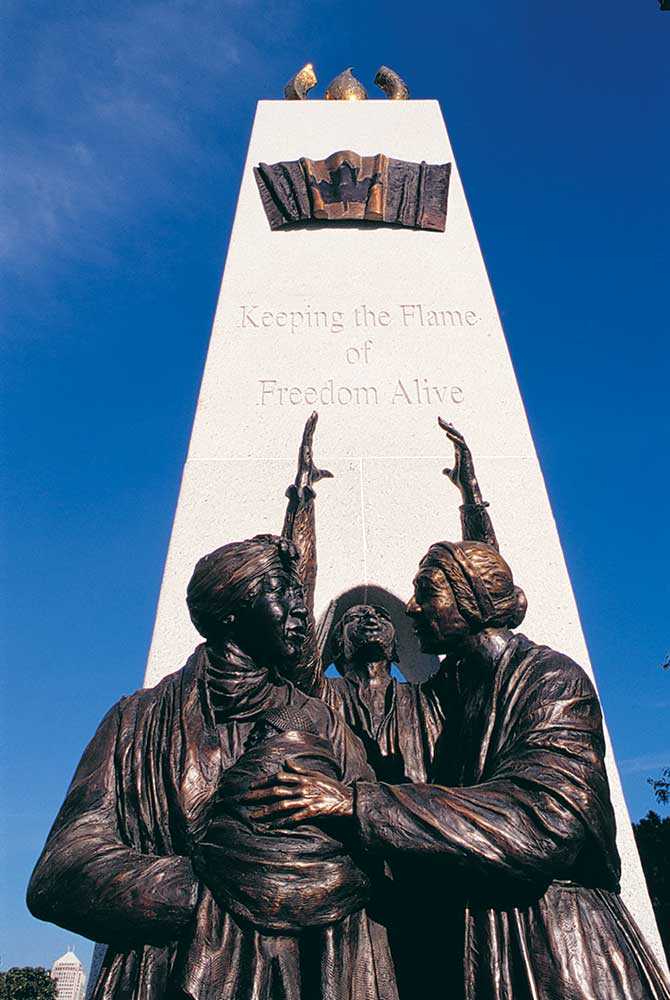 Le monument de Windsor « Tower of Freedom » (tour de la liberté) honore la poignante épopée effectuée par des milliers d’individus en quête de liberté et rend hommage au rôle de l’Ontario dans le chemin de fer clandestin.