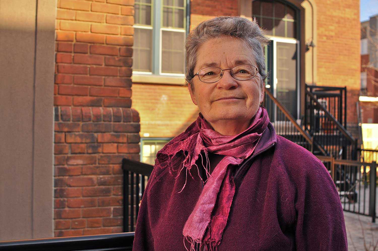 Linda Hoad, bibliothécaire retraitée, fait partie des bénévoles agissant en faveur du patrimoine, forte d’une connaissance encyclopédique de l’histoire de Hintonburg : ses recherches ont fait gagner des heures de travail aux équipes municipales au fil des ans.