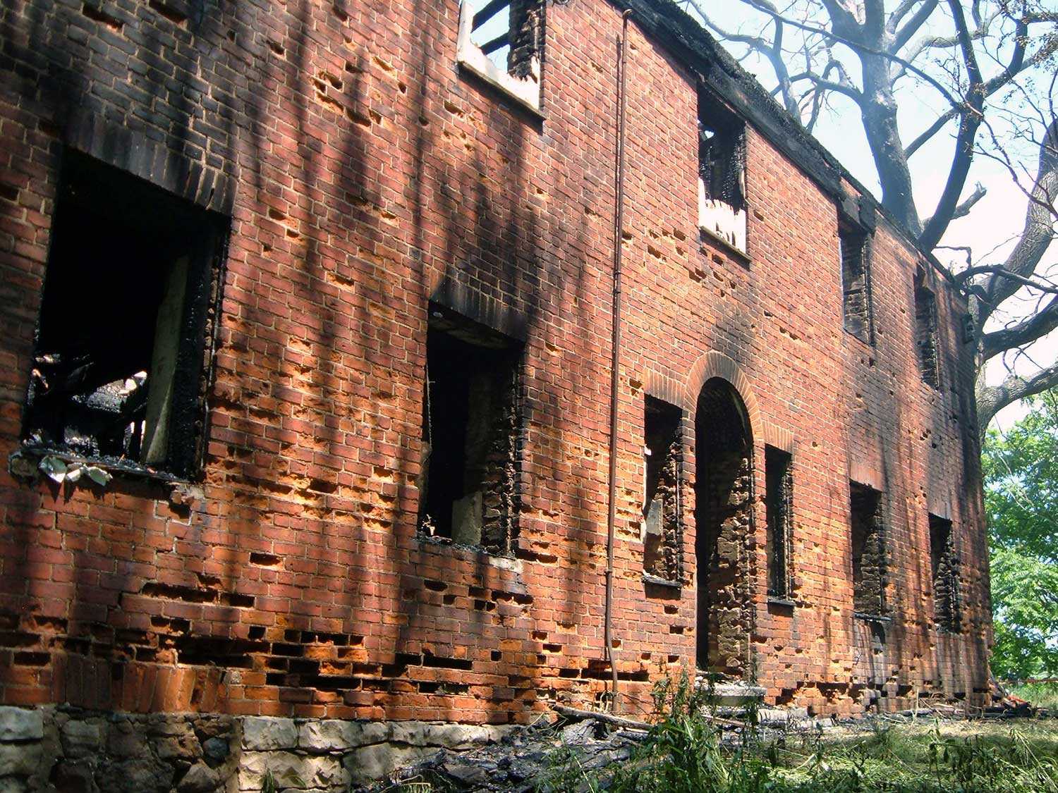 La plus ancienne structure en brique de la ville de Hamilton – la Book House, située à Ancaster, vient d’être l’objet d’un incendie qu’on soupçonne être d’origine criminelle. (Photo : Sharon Vattay, Ville de Hamilton)