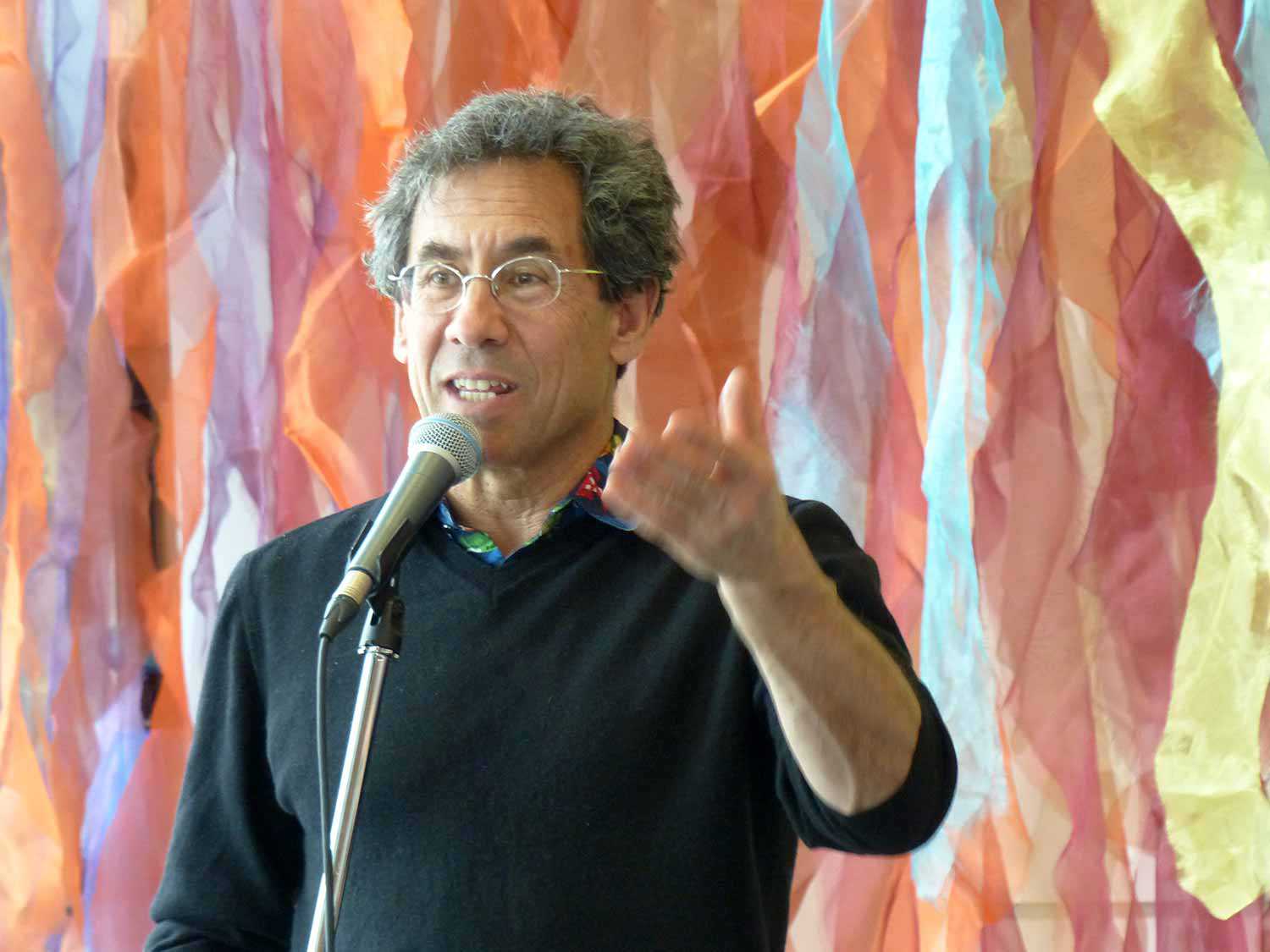 Dan Yashinsky prenant la parole au festival Spectrum