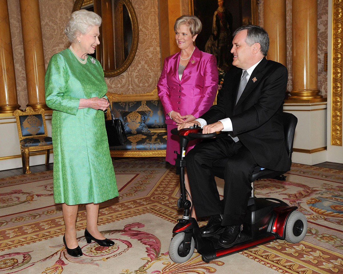 L’honorable David C. Onley, ancien lieutenant-gouverneur  de l’Ontario, rencontre Sa Majesté la Reine au palais  de Buckingham.