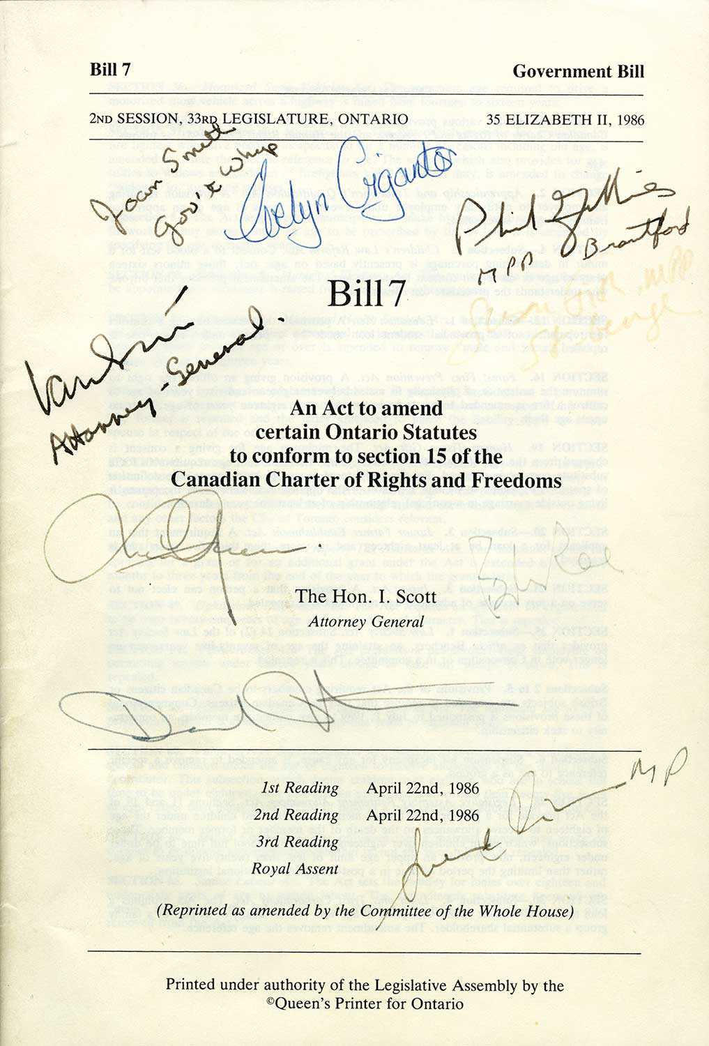 L’une des deux copies du projet de loi autographiées par des hommes et femmes politiques qui l’appuyaient et des militants (Photo gracieusement fournie par le centre Canadian Lesbian and Gay Archives)