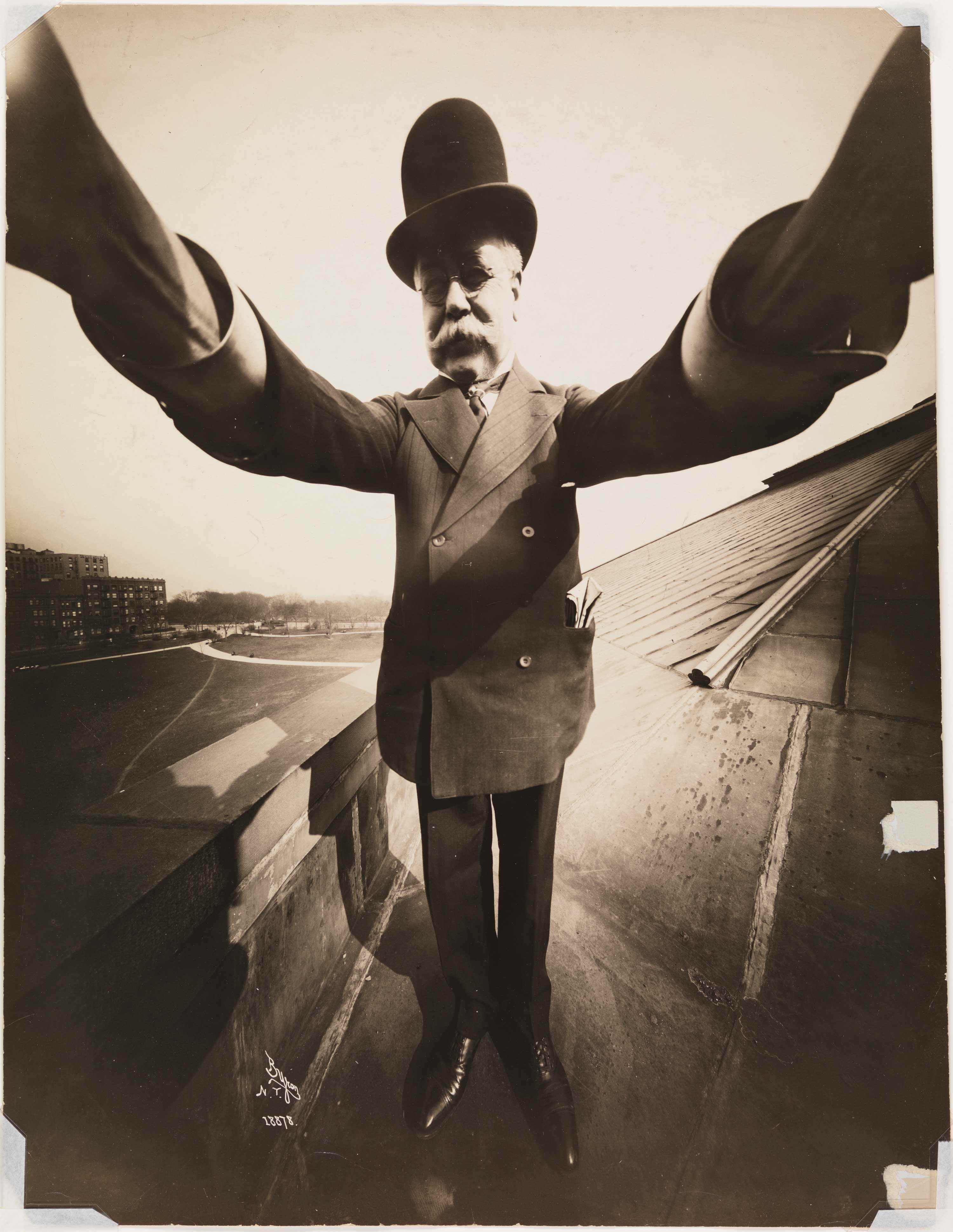 Photo d’archives en noir et blanc d’un homme prenant un égoportrait