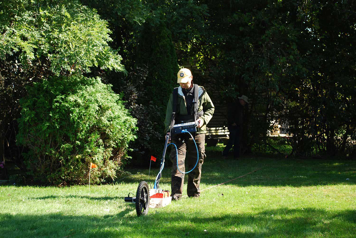 Utilisation d’un géoradar au cimetière familial Henson en 2011.