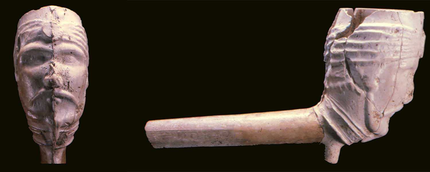 Les fouilles archéologiques ont permis de retrouver, sur la propriété, plus de 1 700 fragments de pipes à tabac en argile. Cette pipe en forme de figurine, connue sous le nom de « tête de Turc », fut fabriquée par la société Dixon’s à Montréal, entre 1867 et 1894.