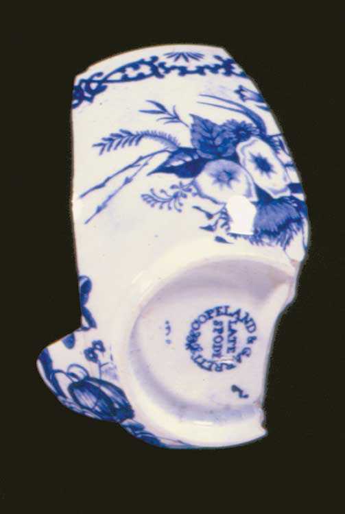 Ce bol de thé de style Antoinette fut fabriqué par Copeland & Garret entre 1833 et 1847.