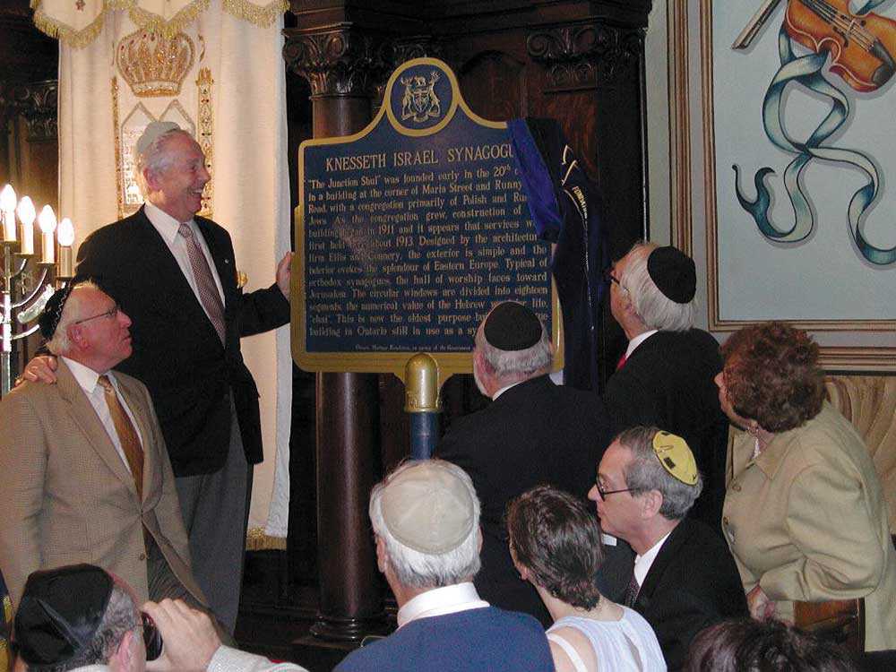 Une plaque provinciale de la Fiducie du patrimoine ontarien est dévoilée à la synagogue Knesseth Israel, le 6 septembre 2001