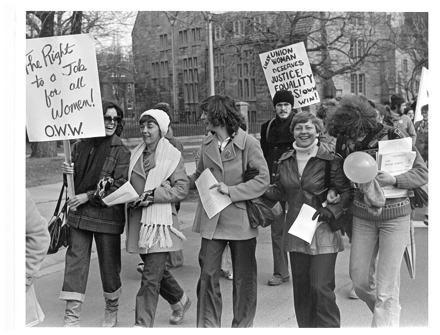 Des ouvrières de Fleck Manufacturing mènent le défilé de la Journée internationale de la femme de Toronto en 1979.