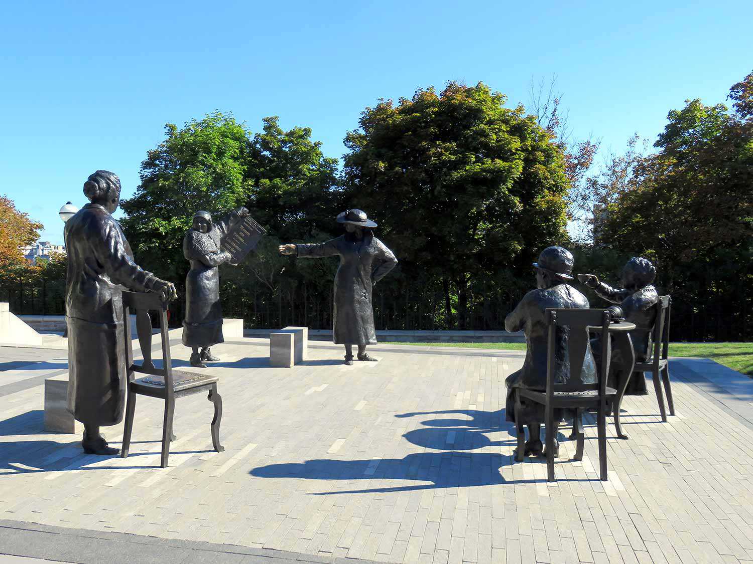 Monument « Les femmes sont des personnes! » érigé près de l’édifice de l’Est sur la Colline du Parlement, à Ottawa. (Avec l’aimable autorisation de Sean Marshall sur Flickr.)