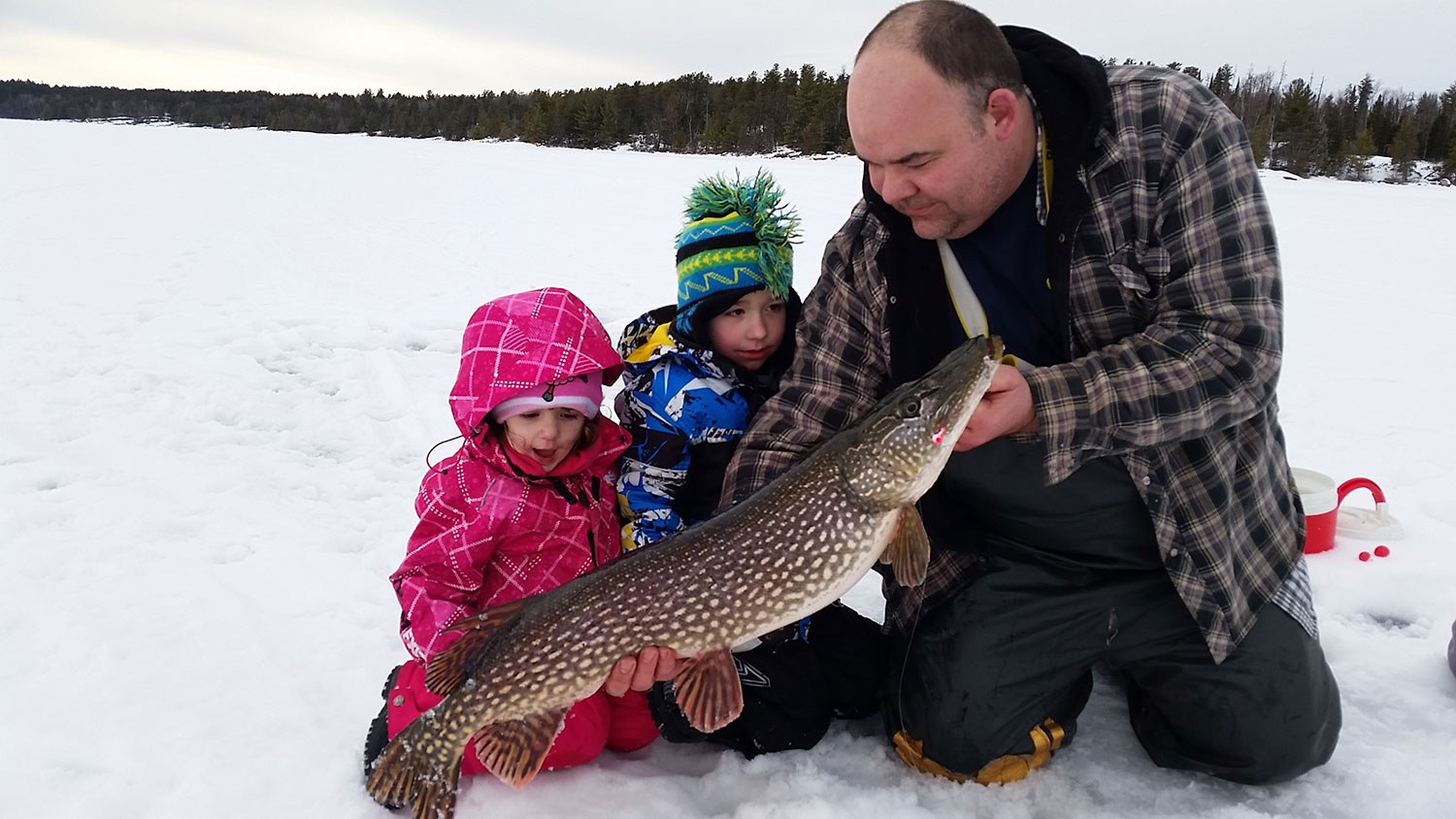 Brian Tucker avec ses deux enfants au lac à la Pluie en 2016.