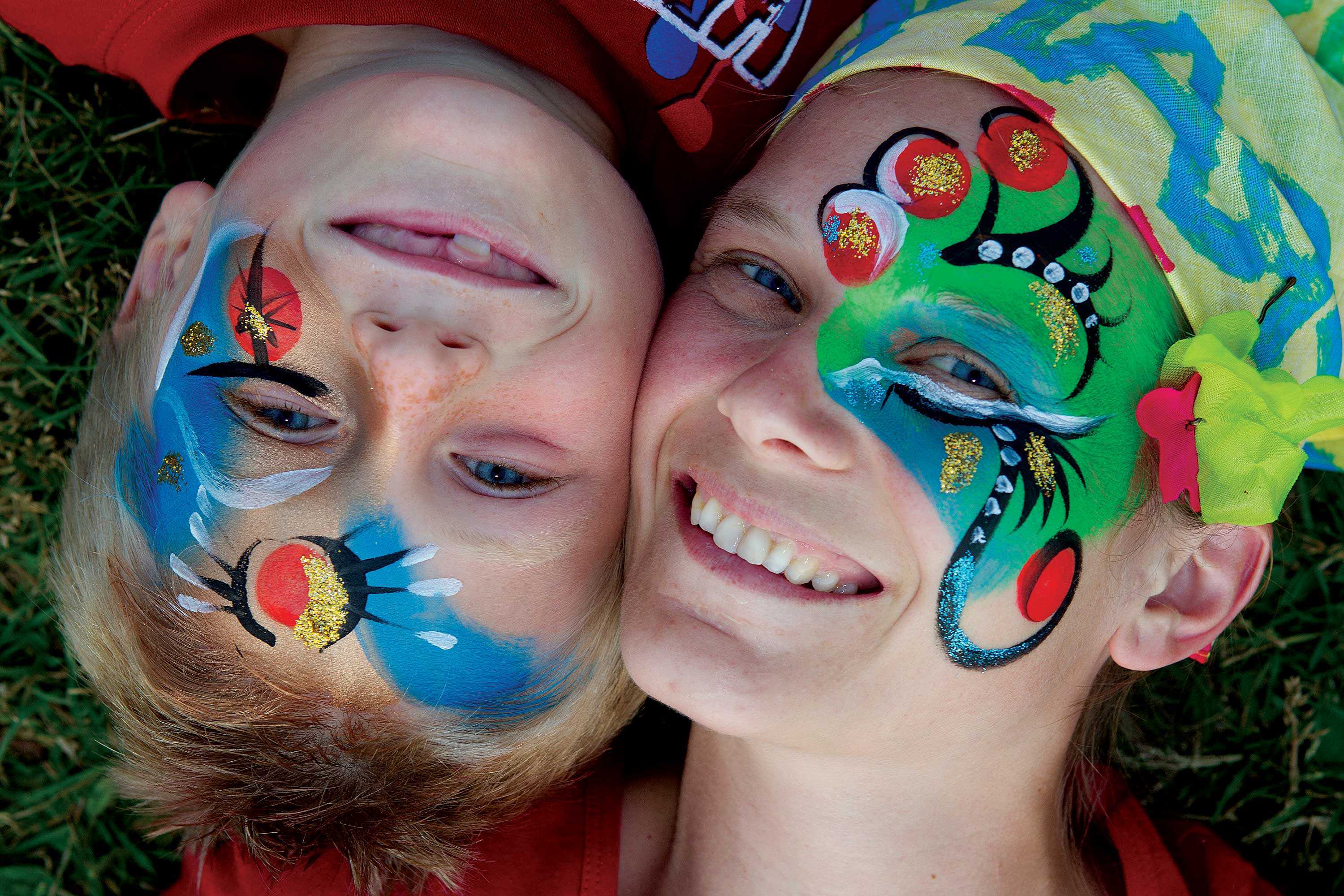 Femme et enfant au maquillage coloré au Festival franco-ontarien (Photo : Sylvain Marier, Festival franco-ontarien)