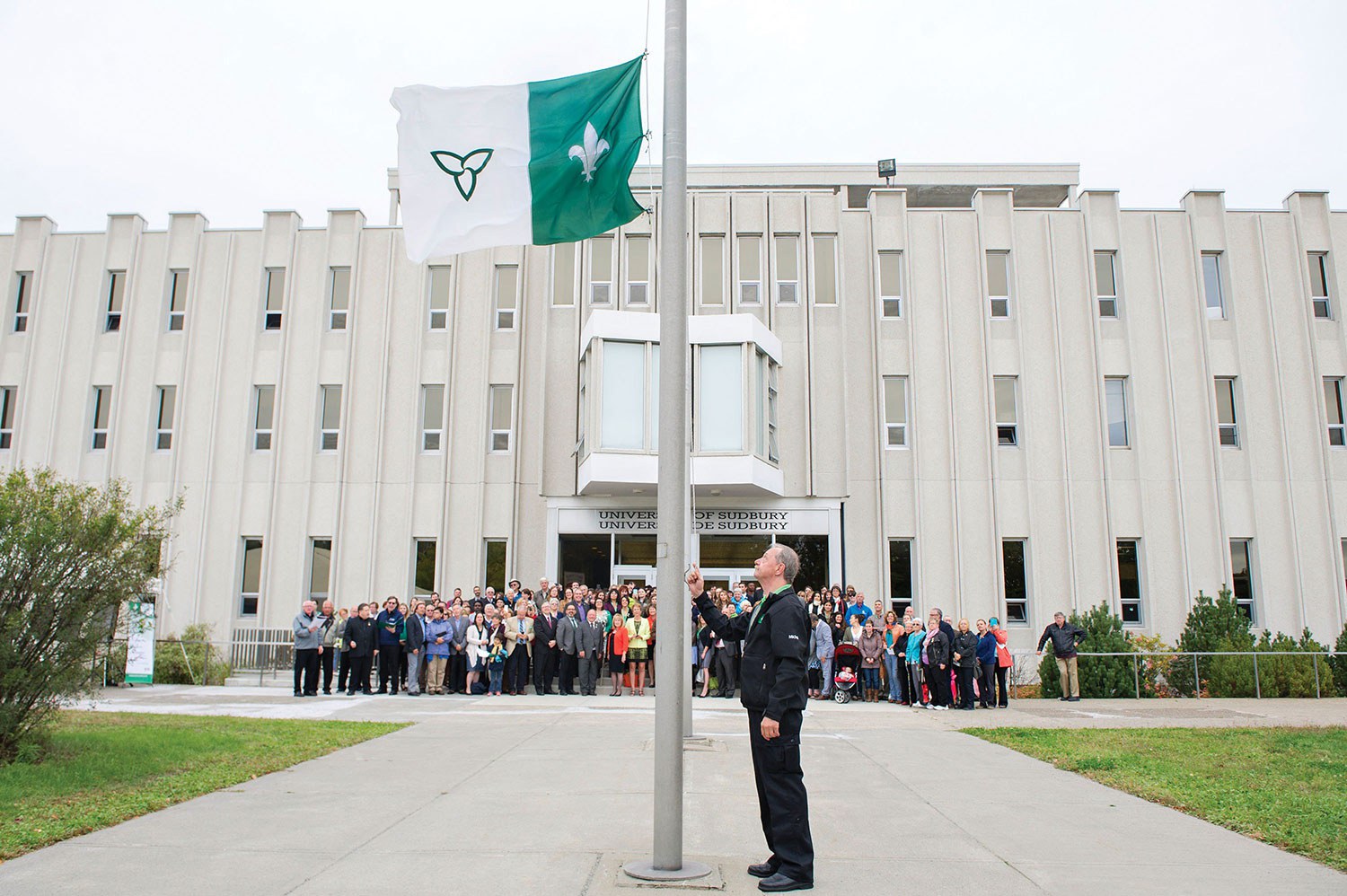 Levée du drapeau franco-ontarien devant l’Université de Sudbury (Photo : Université de Sudbury)