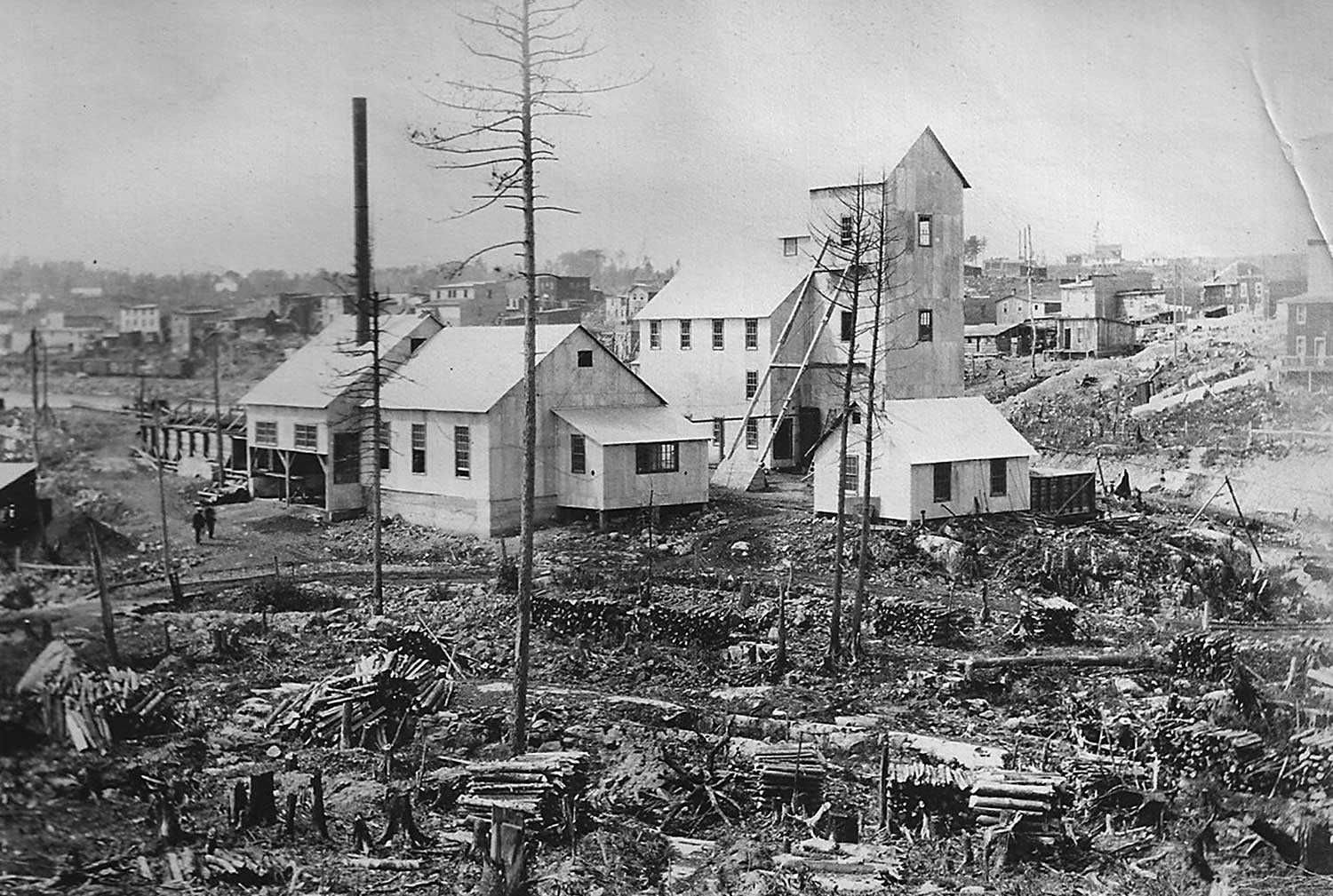 Mine Right of Way (1907) avec à l’arrière plan une collectivité en pleine expansion