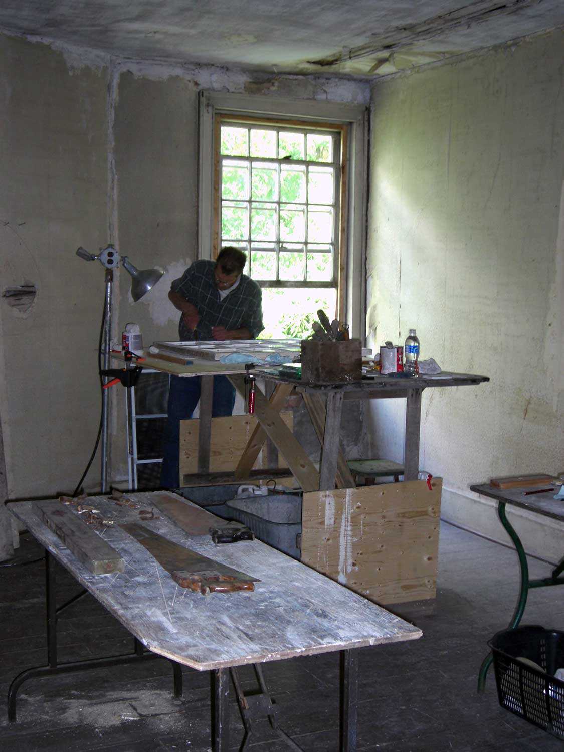 Réparation de fenêtres grâce à des méthodes de vitrage traditionnelles à la taverne historique Fryfogel (comté de Perth). La Fiducie détient une servitude protectrice du patrimoine sur la taverne Fryfogel.