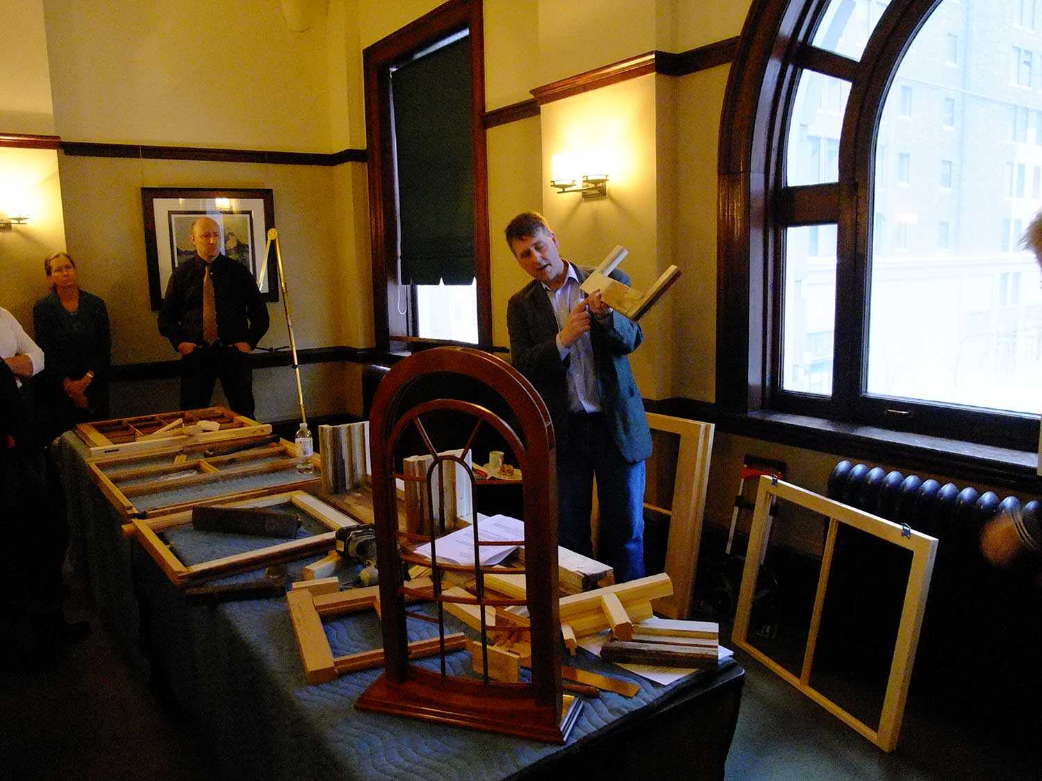 Alan Stacey, spécialiste des métiers du bois et maître-artisan, enseigne les techniques de conservation traditionnelles au Centre du patrimoine ontarien.