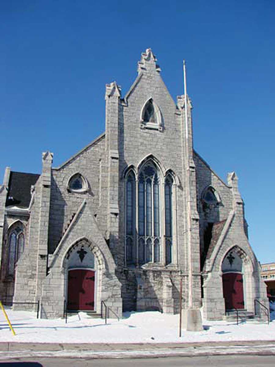 Au départ une église congrégationaliste construite en 1864-1865, les grands espaces intérieurs de ce bâtiment en font un endroit idéal pour le Wellington Street Theatre à Kingston