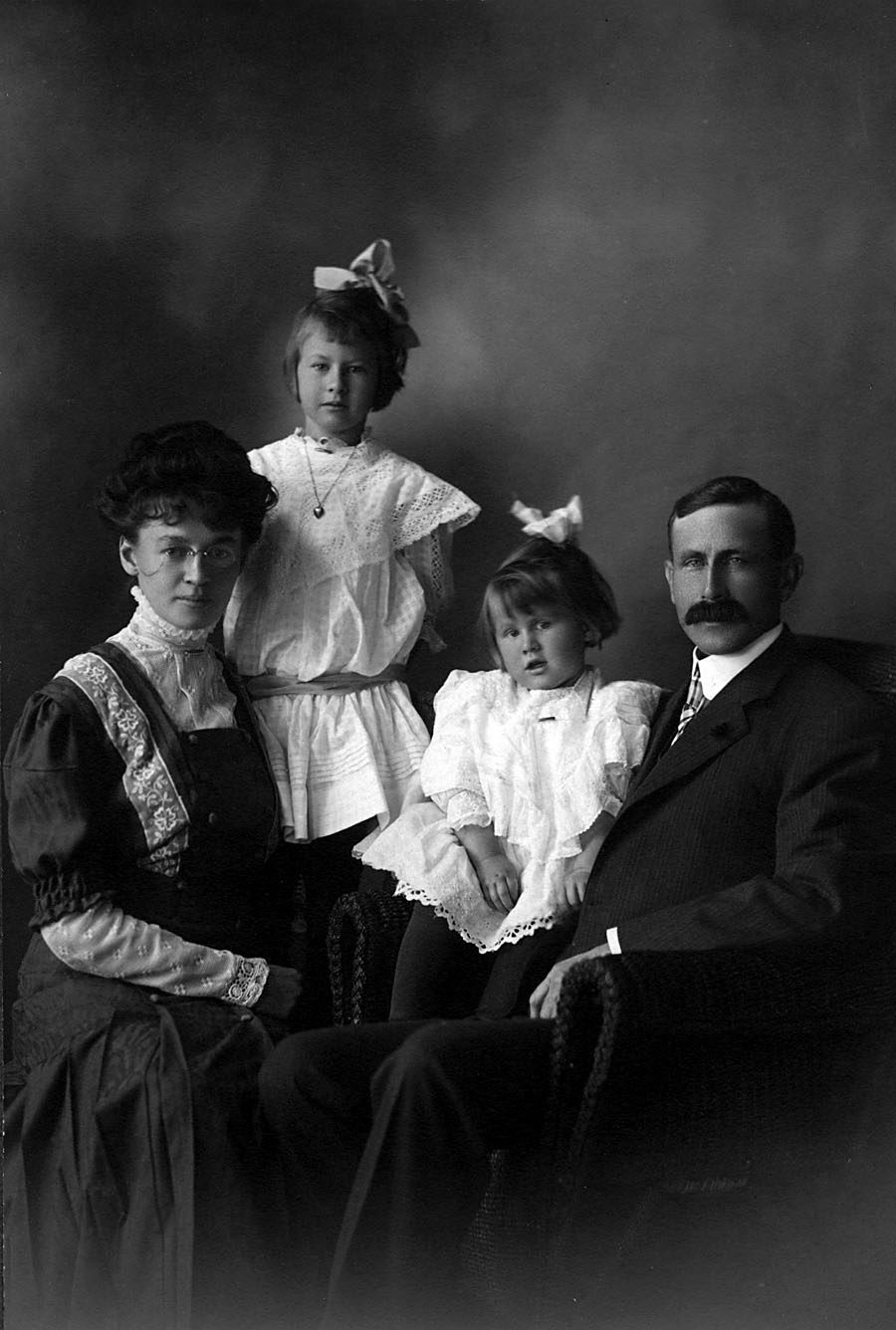 Portrait de la famille Ashbridge (Mable, Betty, Dorothy, Wellington).