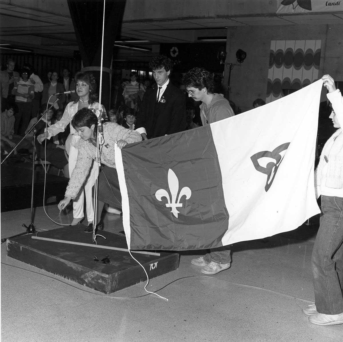 Première levée du drapeau franco-ontarien à l’Université d’Ottawa en 1974. (Archives de l’Université d’Ottawa, AUO-PHO-NB-6-1983-6).