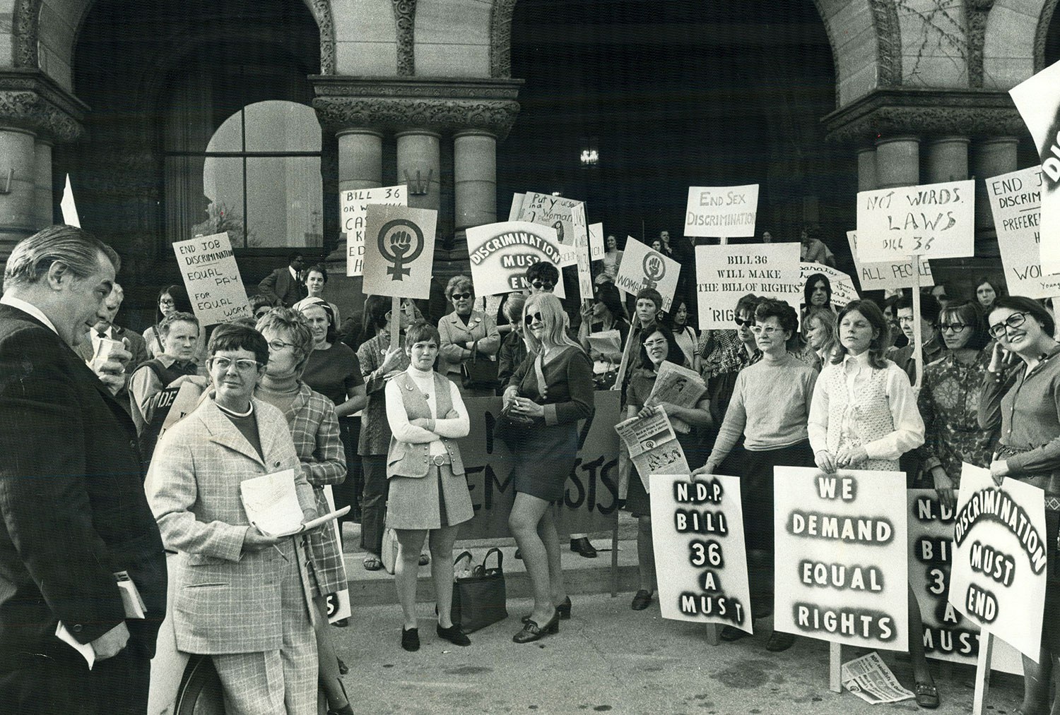 Des membres de la Voix des femmes, du Mouvement de libération des femmes, des New Feminists et des Jeunesses socialistes manifestent à Queen’s Park en avril 1970 pour demander l’appui d’un projet de loi visant à assurer aux femmes un salaire égal pour un travail égal. (Source : Dick Darrell/Toronto Star)