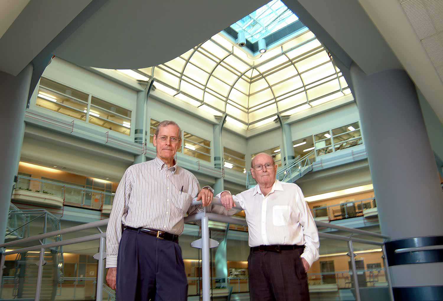 Les docteurs Jim Till et Ernest McCulloch (Photo : Université de Toronto)