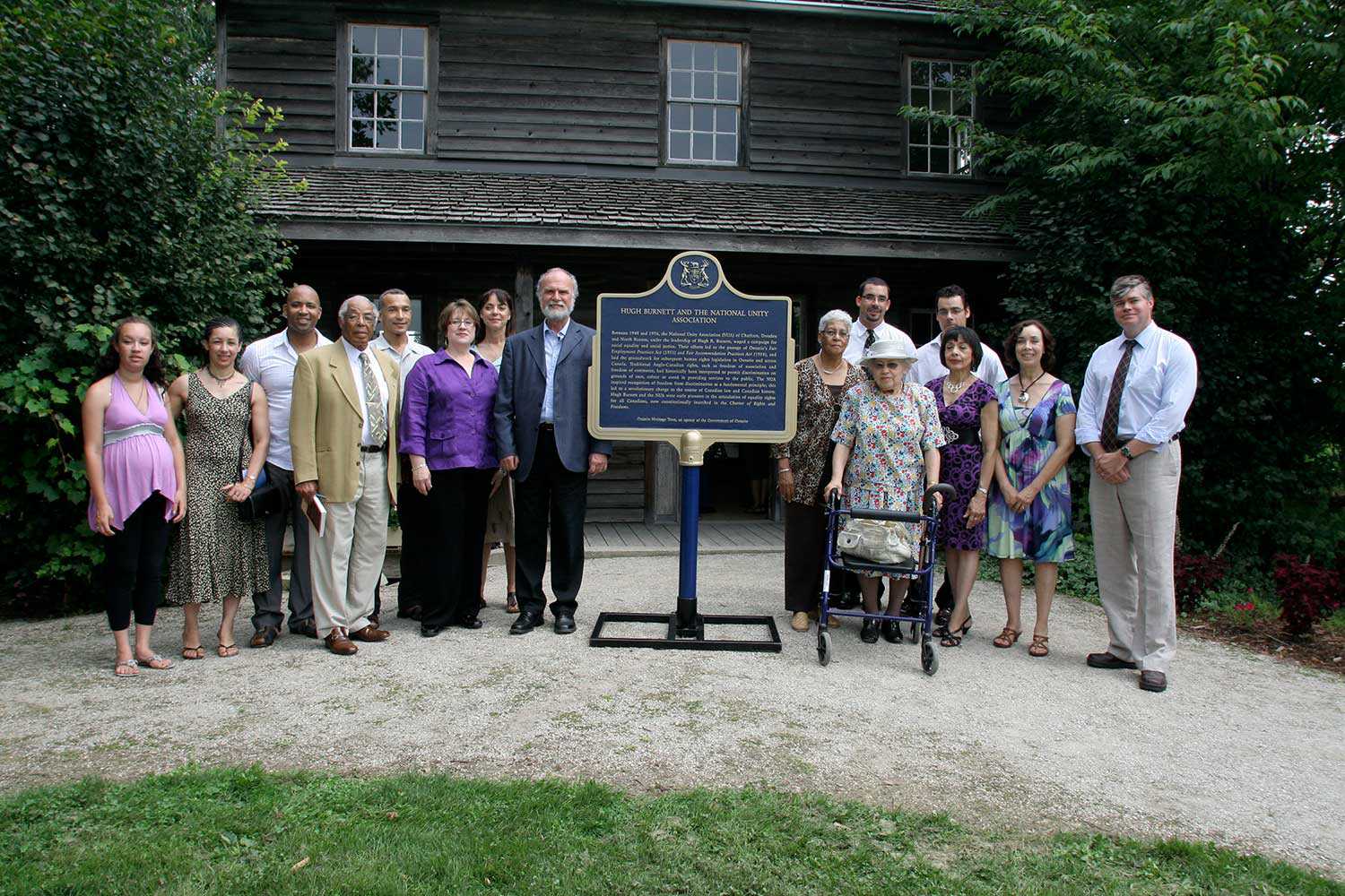 Une plaque provinciale est dévoilée le 31 juillet 2010 dans le cadre d’un événement organisé en l’honneur du jour de l’émancipation au site historique de la Case de l’oncle Tom, à Dresden, pour commémorer Hugh Burnett et la National Unity Association.