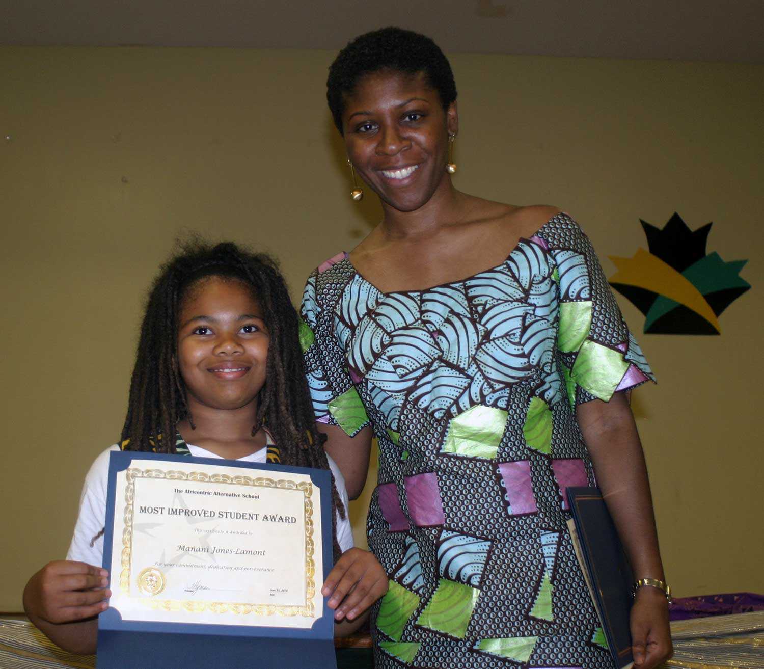 L’ancienne élève Manani Jones (à gauche) se voit remettre le prix de la meilleure progression scolaire par la directrice de l’ASS, Thando Hyman, à l’occasion du premier gala de l’école au mois de juin 2010. Photo : Africentric Alternative School