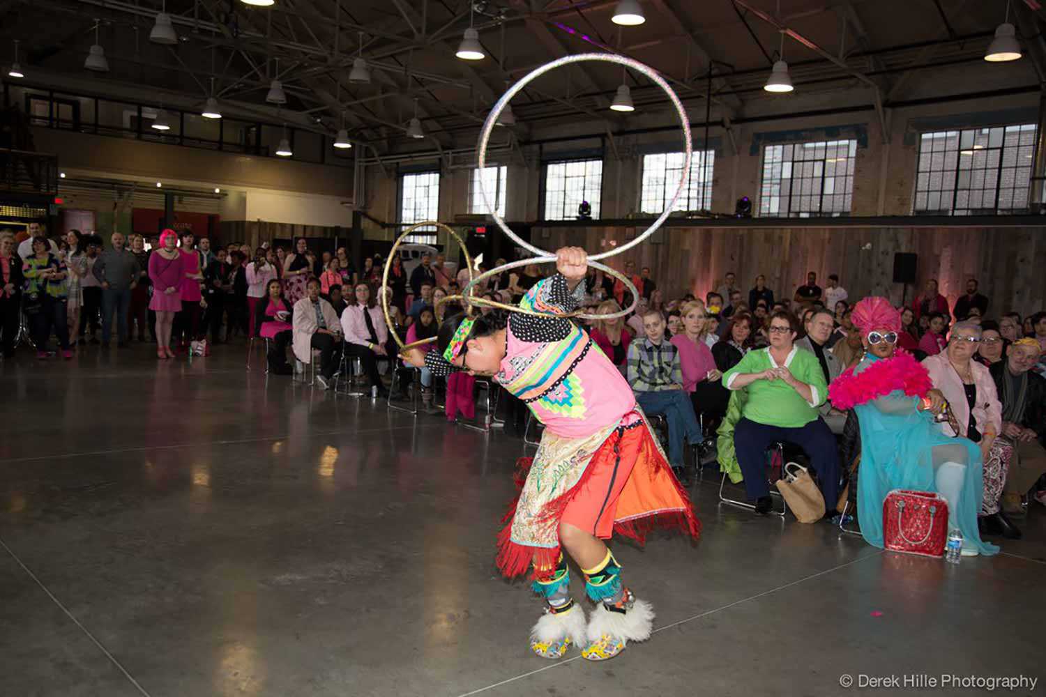 Theland Kicknosway en pleine performance lors du gala de la Journée internationale du rose (Photo : Derek Hills Photography)