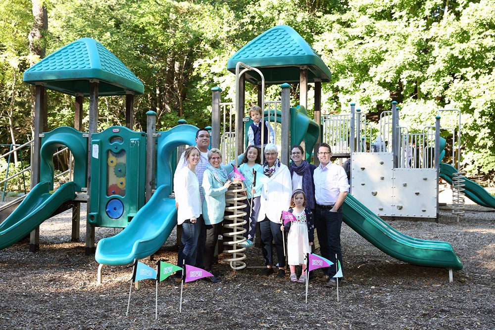 La première ministre Kathleen Wynne avec sa famille au parc Sherwood. De gauche à droite : Jessica, Stan, Kathleen, Olivia, Hugh, Jane, Maggie, Claire et Chris. Photo gracieusement fournie par la première ministre Wynne