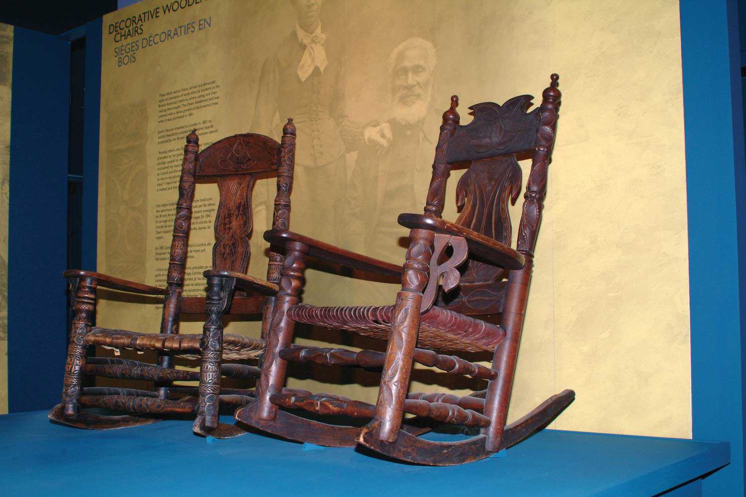 Ces chaises sculptées sont exposées en permanence au site historique de la Case de l’oncle Tom, à Dresden. Consultez le site www.uncletomscabin.org pour obtenir de plus amples renseignements.