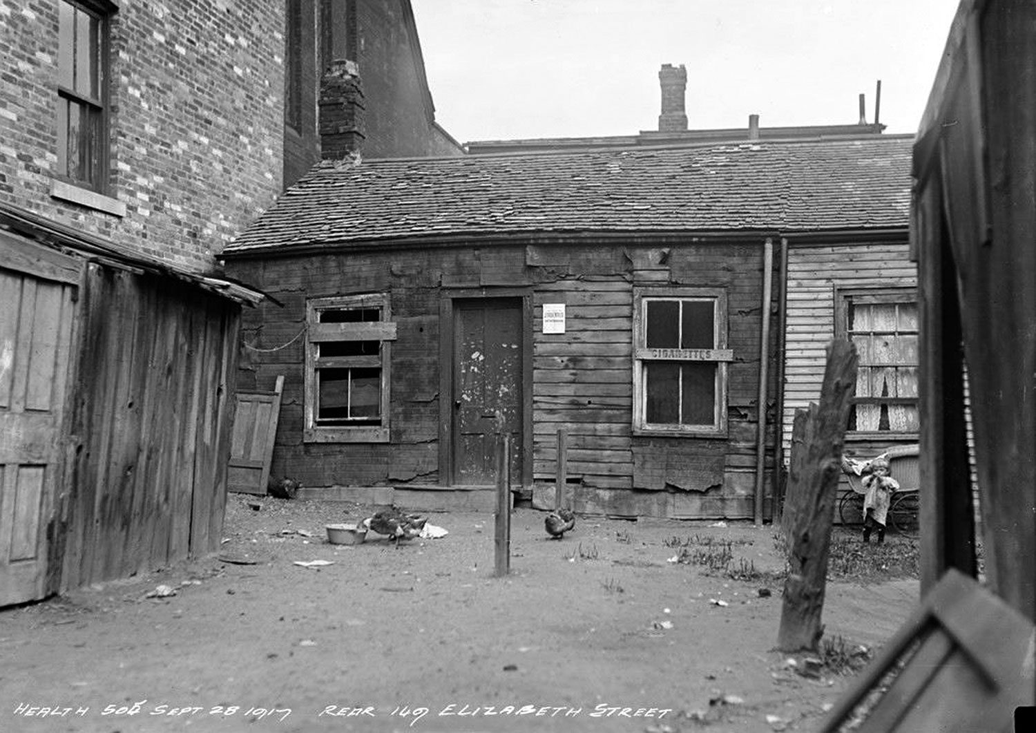 Une maison condamnée au 149, rue Elizabeth, à Toronto (vue arrière), le 28 septembre 1917. Archives de la ville de Toronto (fonds 200, série 372, sous-série 32, pièce 505).