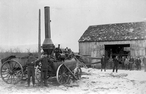 Les valeurs rurales constituaient un facteur important dans les élections provinciales de 1914. Batteuse avec moteur à vapeur [v. 1914] (Archives publiques de l’Ontario, C 224-0-0-34).